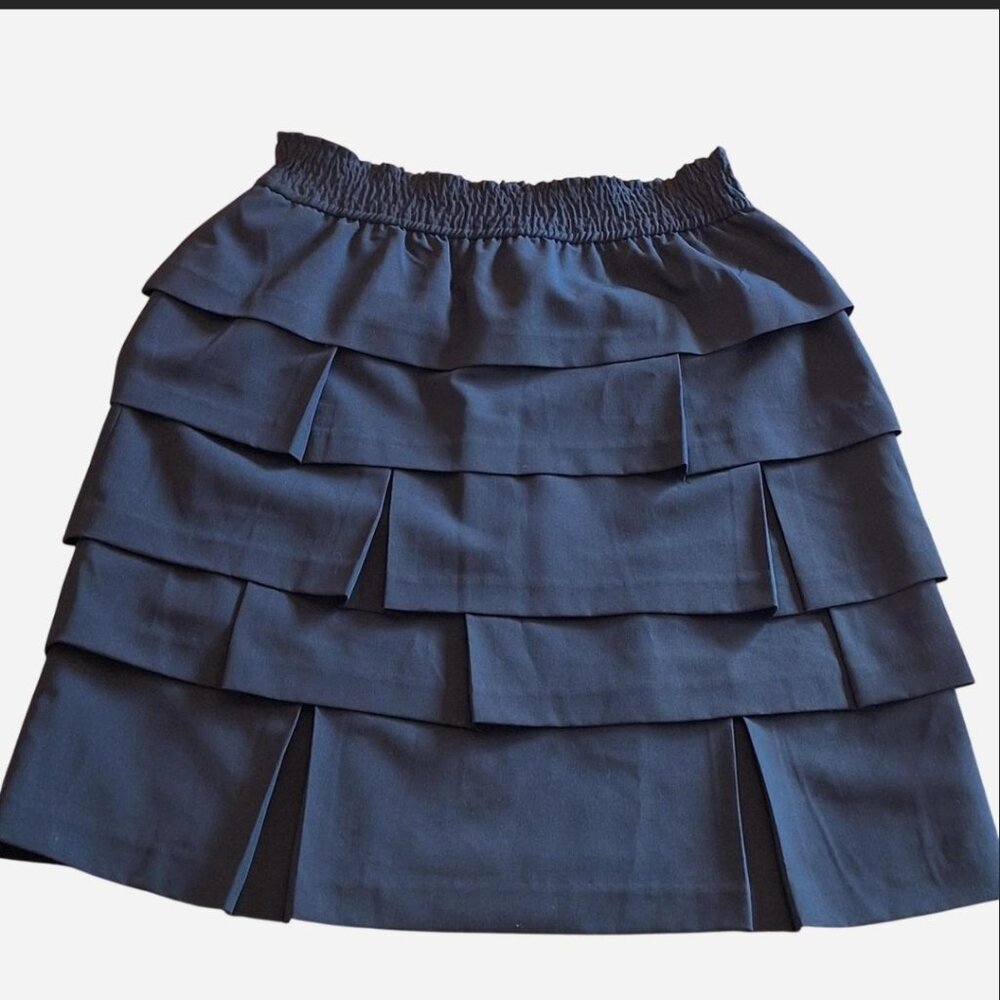 Women's black mini skirt, elastic waist, tiers, pleated, size medium.